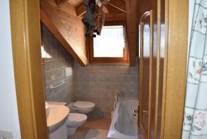 ein Badezimmer mit einem WC, einem Waschbecken und einer Badewanne in der Unterkunft Star Begn in Soraga