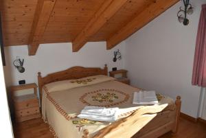 sypialnia z drewnianym łóżkiem w pokoju z drewnianym sufitem w obiekcie Star Begn w mieście Soraga