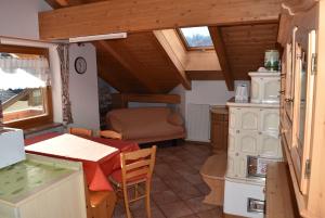 eine Küche mit einem Tisch und einem Bett in einem Zimmer in der Unterkunft Star Begn in Soraga
