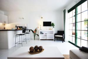uma sala de estar com uma cozinha e uma sala de estar com uma mesa em LUZ, CALMA Y SABOR MANRIQUEÑO EN MATAGORDA em Los Pocillos