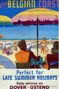 um cartaz para uma praia com duas pessoas sentadas sob um guarda-sol em SEA THE SEA - FEEL THE SEA - TOUCH THE SEA em Bredene