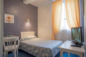 A bed or beds in a room at Hôtel Saint Vincent