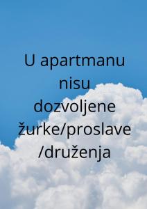 een rij woorden in de wolken in de lucht bij Penthouse apartment in Novi Sad