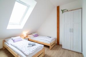 Uma cama ou camas num quarto em Frajárka