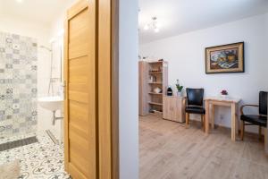 uma casa de banho com um lavatório e uma secretária num quarto em Frajárka em Sedlec