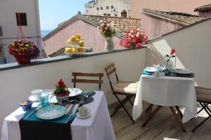 Reštaurácia alebo iné gastronomické zariadenie v ubytovaní Invito al viaggio