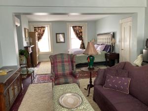 a living room with a couch and a bed at The Federal House in Galena