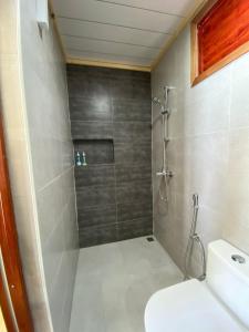 La salle de bains est pourvue d'une douche et de toilettes. dans l'établissement Si! Beach House, à Dhiffushi