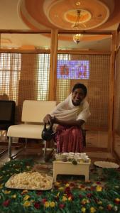 فندق سي فان أديس في أديس أبابا: امرأة جالسة في غرفة عقد وعاء