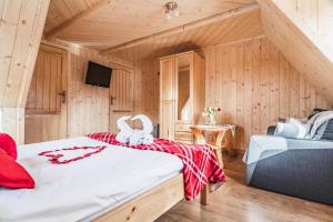 - une chambre dotée d'un lit avec deux cygnes dans l'établissement Pokoje Gościnne Stara Strzecha, à Zakopane