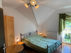 Schlafzimmer mit einem Bett und einem Deckenventilator in der Unterkunft Villa Remedios in Łeba