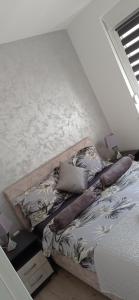 Rúm í herbergi á Apartman SILVER