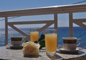リメナリアにあるStudios Akrogialiのテーブル(カップ2杯、オレンジジュース2杯付)