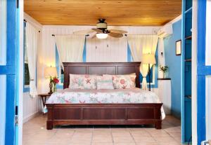 Tempat tidur dalam kamar di Andros Beach Club