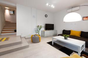 een woonkamer met een bank en een tv bij Kuća za odmor Diraki in Rijeka
