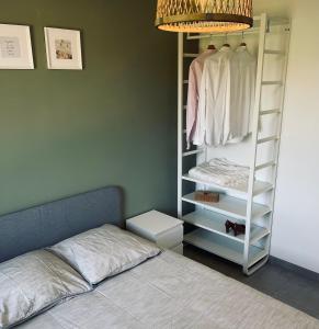 Dormitorio con armario con cama y lámpara en Maison en pierres au calme près d'Ancenis, en Mésanger