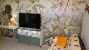 TV a/nebo společenská místnost v ubytování I Fiori nel golfo di Baratti
