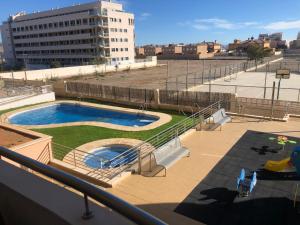 Blick auf einen Pool in einer Stadt in der Unterkunft Las salinas Roquetas de Mar in Roquetas de Mar