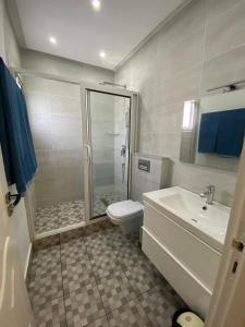 a bathroom with a shower and a toilet and a sink at belle villa avec piscine 100% sans vis à vis in Midoun