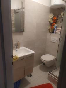 D & G في سبليت: حمام مع حوض أبيض ومرحاض