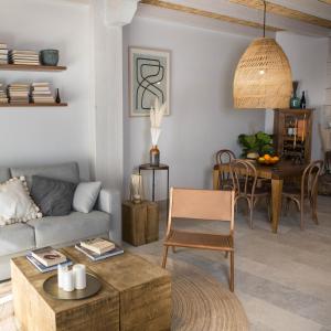 uma sala de estar com um sofá e uma mesa em Casas de San Pedro em Hita