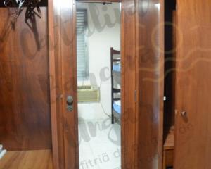 - deux portes en bois dans une pièce dans l'établissement 03 Dormitorios em Frente a Praia do Itararé / S.V, à São Vicente 47 autres photos