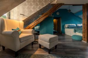 sala de estar con cama y silla en Oriental Cozy Loft - Orientalisches gemütliches Loft, en Weibern