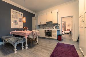 uma cozinha com uma mesa e uma sala de jantar em Oriental Cozy Loft - Orientalisches gemütliches Loft em Weibern