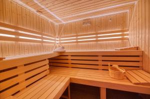 un sauna en bois avec un banc au milieu dans l'établissement Zakątek Reja, à Kartuzy