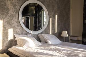 ラウマにあるHotel CityHoviのベッドルーム1室(壁に鏡付きのベッド1台付)