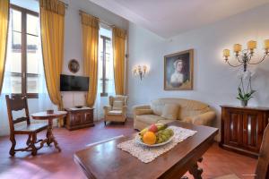 una sala de estar con una mesa con un bol de fruta. en First of Florence, en Florencia