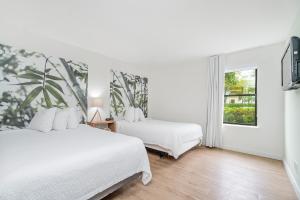Cama o camas de una habitación en Doral Inn & Suites Miami Airport West