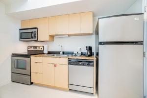 Una cocina o zona de cocina en Doral Inn & Suites Miami Airport West