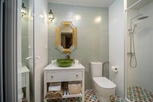 a bathroom with a toilet and a sink and a mirror at Casa de la Mare - Albena in Albena +65 photos