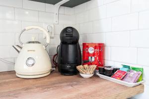 a kitchen counter with a black and white tea kettle at Casa de la Mare - Albena in Albena