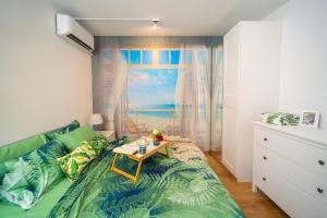 a living room with a green couch and a table at Casa de la Mare - Albena in Albena