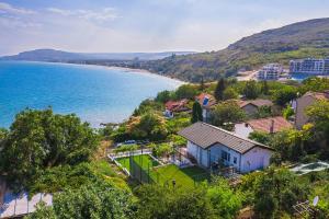 a house on a hill next to the ocean at Casa de la Mare - Albena in Albena