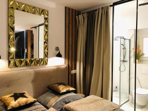 Habitación de hotel con espejo y cama en Piper Dworzec & Targi, en Poznan