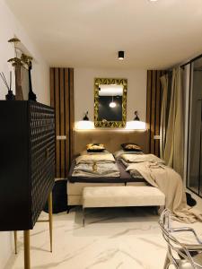 Un dormitorio con una cama y un espejo en la pared. en Piper Dworzec & Targi, en Poznan