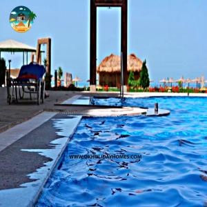 une piscine d'eau bleue sur le sol dans l'établissement A5 8 At Turtles Beach Hurghada ok holiday homes, à Hurghada