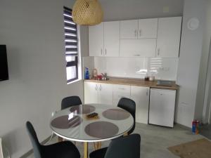 Eldhús eða eldhúskrókur á Apartman Riboškić Divčibare 2