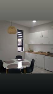 Eldhús eða eldhúskrókur á Apartman Riboškić Divčibare 2