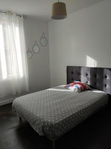 a bedroom with a bed with a black headboard at T3 COSY REFAIT A NEUF PROCHE GARE in Perpignan
