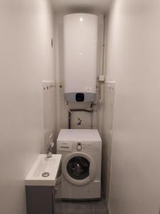 małą łazienkę z pralką i umywalką w obiekcie T3 COSY REFAIT A NEUF PROCHE GARE w Perpignanie