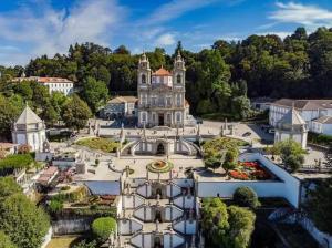 an aerial view of a mansion with a garden at Casa da Cavada - 6 quartos-rooms in Caminha