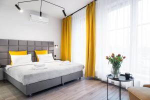 Posteľ alebo postele v izbe v ubytovaní HOUSEHOST Apartment: Miodowa 42/8b street