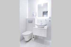 Kúpeľňa v ubytovaní HOUSEHOST Apartment: Miodowa 42/8b street