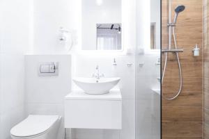 Kúpeľňa v ubytovaní HOUSEHOST Apartment: Miodowa 42/8b street + 1 fotografia