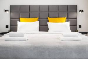 Posteľ alebo postele v izbe v ubytovaní HOUSEHOST Apartment: Miodowa 42/8b street
