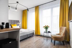 Posteľ alebo postele v izbe v ubytovaní HOUSEHOST Apartment: Miodowa 42/8b street